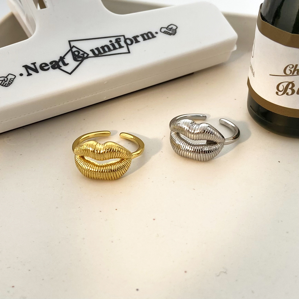 Smiling Lips Ring Titanium steel PVD electroplated open ring - Image 5