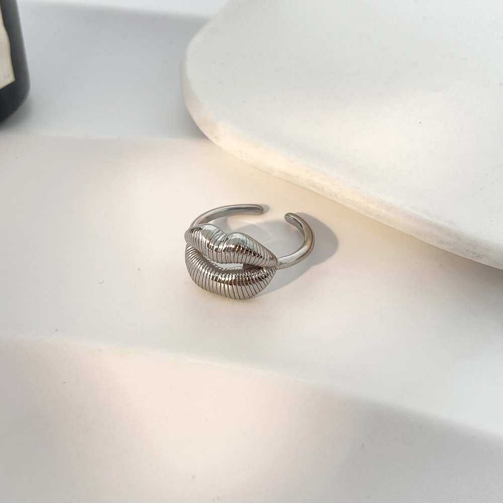 Smiling Lips Ring Titanium steel PVD electroplated open ring - Image 3